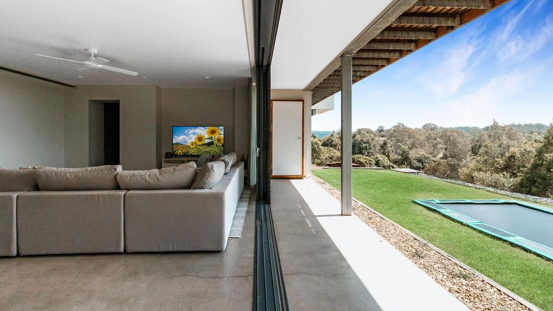 Montville Resort Style Holiday Retreat With Pool Perwillowen